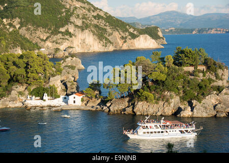 EPIRUS, GRIECHENLAND. Ein Ausflugsschiff vorbei Panagias Insel in der Bucht von Parga. 2014. Stockfoto