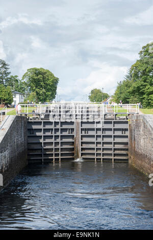 Sperren Sie Tore bei Neptunes Treppe eine Reihe von acht Schleusen auf dem Caledonian Canal auf treppenartigen Fort William Scotland UK Stockfoto