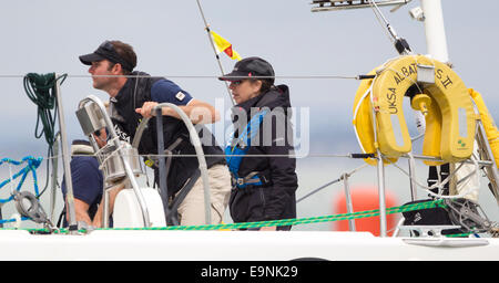 Die Princess Royal Segeln an Bord der Albatros II mit der UKSA bei Aberdeen Asset Management Cowes Week. Stockfoto