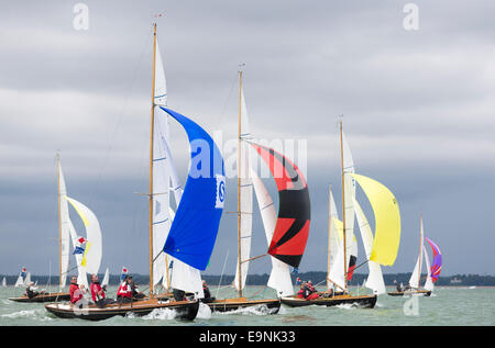 Die Victory-Klasse Fleetracing unter Spinnaker bei Aberdeen Asset Management Cowes Week. Die Veranstaltung begann im Jahre 1826 und spielen Stockfoto