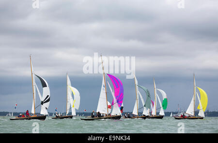 Die Victory-Klasse Fleetracing unter Spinnaker bei Aberdeen Asset Management Cowes Week. Die Veranstaltung begann im Jahre 1826 und spielen Stockfoto