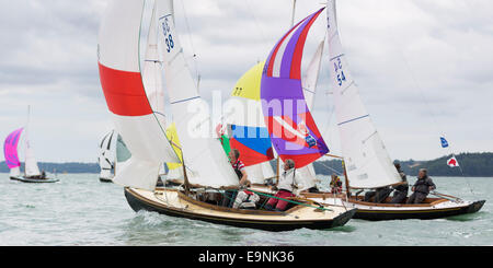 Die Victory-Klasse Fleetracing unter Spinnaker bei Aberdeen Asset Management Cowes Week. Die Veranstaltung begann im Jahre 1826 und spielen Stockfoto