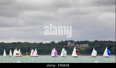 Die Victory-Klasse-Flotte übergeben Norris Burg während des Rennens unter Spinnaker bei Aberdeen Asset Management Cowes Week. Die Veranstaltung Stockfoto