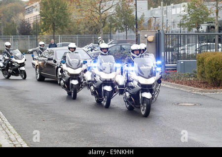 Berlin, Deutschland. 30. Oktober 2014. Ursula von der Leyen Bundesminister der Verteidigung erhält die georgische Verteidigungsminister Irakli Alasania im Verteidigungsministerium am 30. Oktober 2014 in Berlin, Deutschland. / Bild: Irakli Alasania, georgische Verteidigungsminister und Ursula von der Leyen Bundesminister der Verteidigung. Bildnachweis: Reynaldo Chaib Paganelli/Alamy Live-Nachrichten Stockfoto