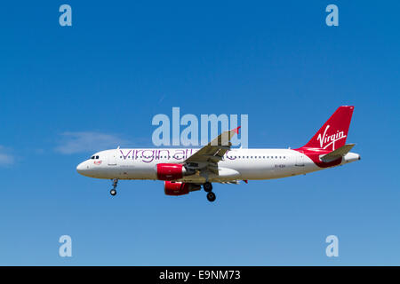 Virgin Atlantic Airbus A320 Flugzeug, EI-EZV, genannt Tartan Lassie, auf seinen Ansatz für die Landung in London Heathrow, England, Großbritannien Stockfoto