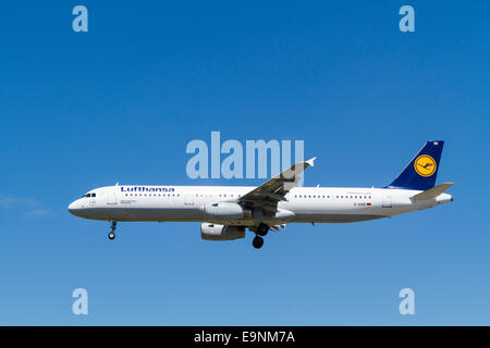 Lufthansa Airbus A 321-200 Flugzeug, D-AISR, genannt Donauwörth, auf seinen Ansatz für die Landung in London Heathrow, England, Großbritannien Stockfoto