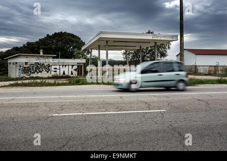 Verlassene Tankstelle entlang der historischen Route Nationale 7 / RN7, Rhône-Alpes Drôme, Frankreich Stockfoto