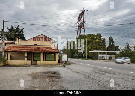 Hotel und Tankstelle entlang der historischen Route Nationale 7 aufgegeben / RN7, Rhône-Alpes Drôme, Frankreich Stockfoto