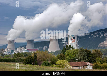 Das Kernkraftwerk Cruas Kühltürme / Centrale Nucléaire de Cruas-Meysse entlang der Rhone, Frankreich Stockfoto