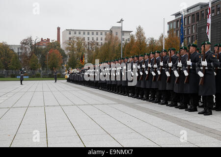 Berlin, Deutschland. 30. Oktober 2014. Ursula von der Leyen Bundesminister der Verteidigung erhält die georgische Verteidigungsminister Irakli Alasania im Verteidigungsministerium am 30. Oktober 2014 in Berlin, Deutschland. / Bild: Irakli Alasania, georgische Verteidigungsminister und Ursula von der Leyen Bundesminister der Verteidigung. Bildnachweis: Reynaldo Chaib Paganelli/Alamy Live-Nachrichten Stockfoto