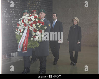 Berlin, Deutschland. 30. Oktober 2014. Ursula von der Leyen Bundesminister der Verteidigung erhält die georgische Verteidigungsminister Irakli Alasania im Verteidigungsministerium am 30. Oktober 2014 in Berlin, Deutschland. / Bild: Irakli Alasania, georgische Verteidigungsminister und Ursula von der Leyen Bundesminister der Verteidigung. Bildnachweis: Reynaldo Chaib Paganelli/Alamy Live-Nachrichten Stockfoto