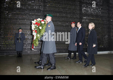 Berlin, Deutschland. 30. Oktober 2014. Ursula von der Leyen Bundesminister der Verteidigung erhält die georgische Verteidigungsminister Irakli Alasania im Verteidigungsministerium am 30. Oktober 2014 in Berlin, Deutschland. / Bild: Irakli Alasania, georgische Verteidigungsminister und Ursula von der Leyen Bundesminister der Verteidigung. Bildnachweis: Reynaldo Chaib Paganelli/Alamy Live-Nachrichten Stockfoto