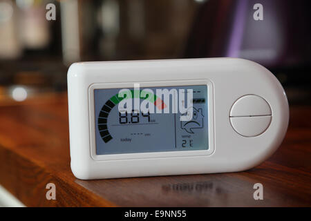 Nahaufnahme eines Haushaltsstrom-Monitor zeigt ein hohes Maß an Energieverbrauch - 8.84Kw Stockfoto