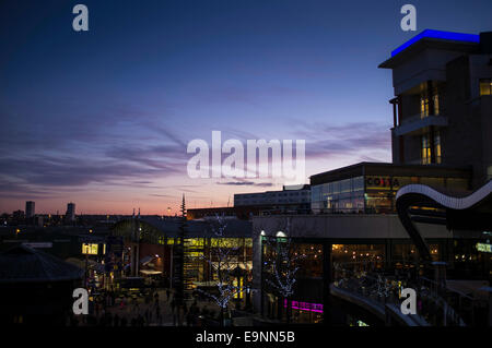 Restaurants und Geschäfte in Dusk, Stierkampfarena Einkaufszentrum Stockfoto