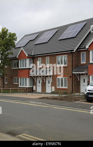Eine neue Wohnsiedlung mit solar PV-Module auf dem Schrägdach installiert Stockfoto