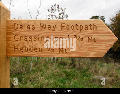 Dales Weise Wegweiser auf die Dales Weg lange Strecke Fußweg zwischen Burnsall und Grassington in den Yorkshire Dales National Park Stockfoto