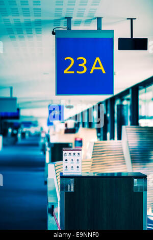 Vertikale Blick auf Flughafen-Gate-Schriftzug Stockfoto