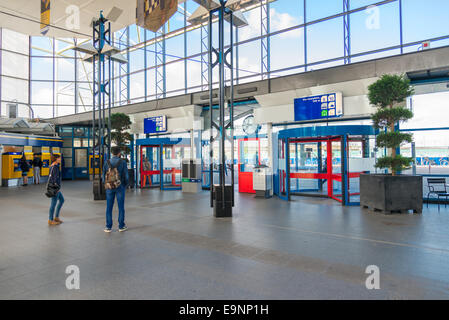 AMSTERDAM, AUGUST 4:View des Inneren der Bahnhof Sloterdijk und wartende Passagiere. Stockfoto