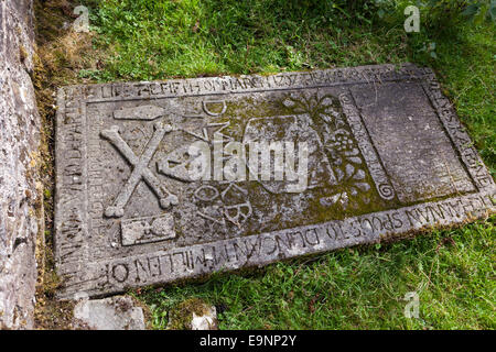 18. Jahrhundert Totenkopf Motiv auf einer Grabplatte in Kilnaish Beerdigung Boden, Dunmore, Argyll & Bute, Scotland UK Stockfoto