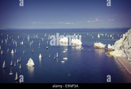 Yachten übergeben die Nadeln in Richtung St. Catherines Punkt während der 2014 JP Morgan Asset Management Round the Island Race. Stockfoto