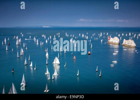 Yachten übergeben die Nadeln in Richtung St. Catherines Punkt während der 2014 JP Morgan Asset Management Round the Island Race. Stockfoto