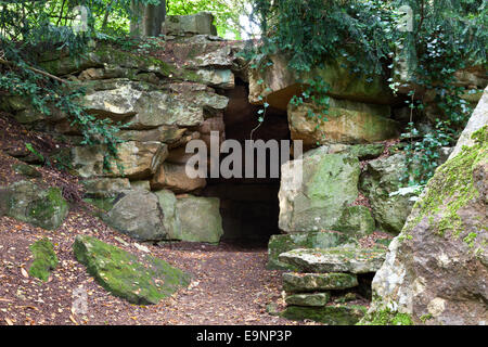 Der Einsiedler Höhle zündeten Park Arboretum in der Cotswold-Dorf zündeten, Gloucestershire UK Stockfoto