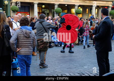 London, UK. 30. Oktober 2014. Veranstaltung in Covent Garden Fundraising für Poppy Day bietet einen tanzenden Riesen Mohn. Bildnachweis: Rachel Megawhat/Alamy Live-Nachrichten Stockfoto