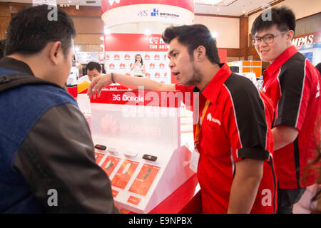 Jakarta, Indonesien. 30. Oktober 2014. Ein Verkäufer von Huawei stehen Giv Erklärung für die Besucher. Indonesien statt Indocomtech Computer-Messe in Jakarta Convention Center. Viele große Marken-Produkt wie HP, Dell, Lenovo beitreten die Ausstellung von riesigen Rabatt vom Besucher Aufmerksamkeit zu geben. Bildnachweis: Donal Husni/Alamy Live-Nachrichten Stockfoto