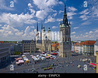 Markt mit der Marienkirche, Haendel Statue und roten Turm in Halle, Deutschland Stockfoto