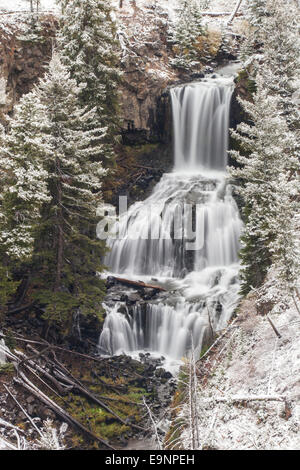 Undine fällt im Yellowstone National Park mit Schnee Stockfoto