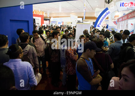 Jakarta, Indonesien. 30. Oktober 2014. Interesse der Besucher auf der Messe. Indonesien statt Indocomtech Computer-Messe in Jakarta Convention Center. Viele große Marken-Produkt wie HP, Dell, Lenovo beitreten die Ausstellung von riesigen Rabatt vom Besucher Aufmerksamkeit zu geben. Bildnachweis: Donal Husni/Alamy Live-Nachrichten Stockfoto