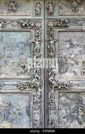 Detail der seitlichen Bronzetüren mit verschiedenen religiösen Szenen. Dom, die mittelalterliche Kathedrale von Pisa. Toskana, Italien. Stockfoto