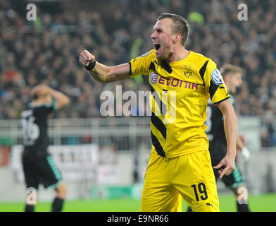 Dortmunds Kevin Grosskreutz feiert das 0-1 Ziel in Aktion während der DFB-Pokal zweite Runde Spiel zwischen FC St. Pauli und Borussia Dortmund am Millerntor-Stadion in Hamburg, Deutschland, 28. Oktober 2014. Foto: Daniel Bockwoldt/dpa Stockfoto