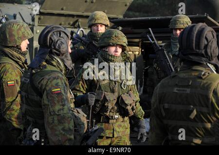 Vilnius. 30. Oktober 2014. Litauischen Soldaten beteiligen sich die militärische Übung in Pabrade, Litauen am 30. Oktober 2014. Litauisch und US-Soldaten nahmen ein Schützenpanzer Fahrzeuge Leben Feuer Übung hier am Donnerstag. © Alfredas Pliadis/Xinhua/Alamy Live-Nachrichten Stockfoto