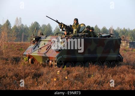 Vilnius. 30. Oktober 2014. Litauischen Soldaten beteiligen sich die militärische Übung in Pabrade, Litauen am 30. Oktober 2014. Litauisch und US-Soldaten nahmen ein Schützenpanzer Fahrzeuge Leben Feuer Übung hier am Donnerstag. © Alfredas Pliadis/Xinhua/Alamy Live-Nachrichten Stockfoto