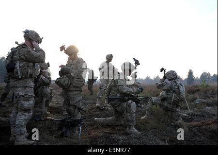 Vilnius. 30. Oktober 2014. US-Soldaten beteiligen sich die militärische Übung in Pabrade, Litauen am 30. Oktober 2014. Litauisch und US-Soldaten nahmen ein Schützenpanzer Fahrzeuge Leben Feuer Übung hier am Donnerstag. © Alfredas Pliadis/Xinhua/Alamy Live-Nachrichten Stockfoto