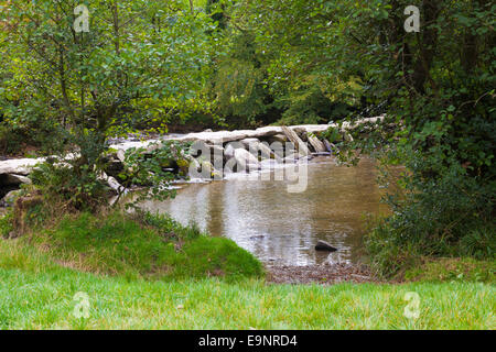 Exmoor Nationalpark - die prähistorischen Klöppel Brücke Tarr Schritte über den Fluß Barle in der Nähe von Hawkridge, Somerset UK Stockfoto