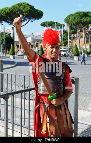 Ein Mann verkleidet als ein römischer Soldat mit einem Holzschwert auf der Straße von Rom, Italien. Stockfoto