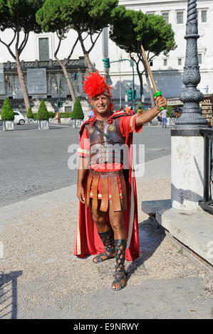 Ein Mann verkleidet als ein römischer Soldat mit einem Holzschwert auf der Straße von Rom, Italien. Stockfoto