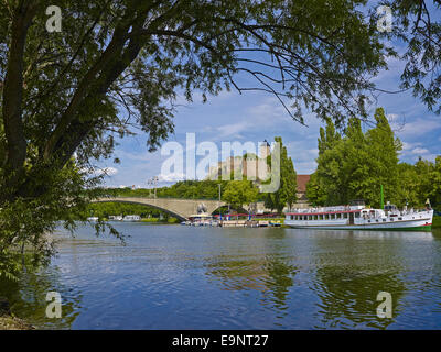 Saale-Fluss mit Burg Giebichenstein in Halle, Deutschland Stockfoto