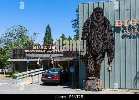 Schnitzen von Bigfoot außerhalb des Bigfoot-Museums in Willow Creek, Kalifornien, USA Stockfoto