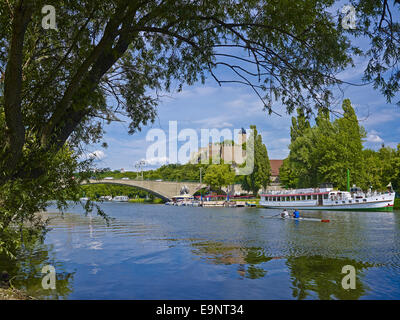 Saale-Fluss mit Burg Giebichenstein in Halle, Deutschland Stockfoto