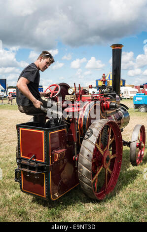 Groß angelegte Arbeiten Modell Dampftraktor auf einer englischen Stockfoto