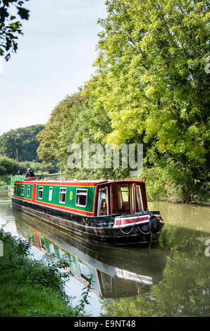 Schmale Boote auf Kennet und Avon Kanal nähert sich endgültige Sperre in Devizes, UK Stockfoto