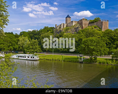 Saale-Fluss mit Burg Giebichenstein in Halle, Deutschland Stockfoto