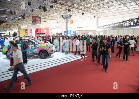 Sao Paulo, Brasilien. Oktober 2014. Fahrzeugausstellung, während des 28. Sao Paulo International Automobile Show offiziellen Einweihungstages, der an diesem Donnerstag (30.) Nachmittag in der Anhembi Exhibition Hall in Sao Paulo, Brasilien abgehalten wird. Credit: Andre M. Chang/Alamy Live News Stockfoto