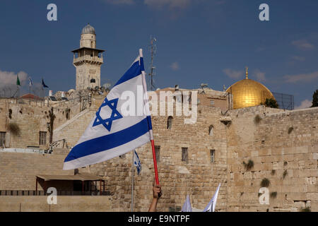 Israelische Flagge mit Blick auf das Minarett Bab al-Silsila und die Islamischer Schrein Felsendom im Tempelberg Den Muslimen als der Haram esh-Sharif in der Alten bekannt Stadt Ost Jerusalem Israel Stockfoto