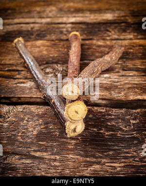 Nahaufnahme von Lakritze Wurzeln auf Holztisch. Stockfoto