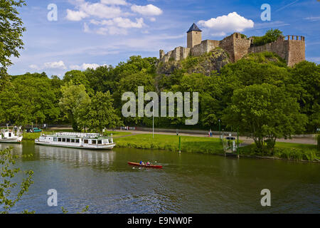 Saale-Fluss mit Burg Giebichenstein in Halle, Deutschland Stockfoto