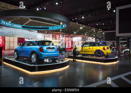 Sao Paulo, Brasilien. Oktober 2014. Mini Cooper S 5 Türblau (L), Mini Cooper S 3 Türgelb (R). Fahrzeugausstellung, während des 28. Sao Paulo International Automobile Show offiziellen Einweihungstages, der an diesem Donnerstag (30.) Nachmittag in der Anhembi Exhibition Hall in Sao Paulo, Brasilien abgehalten wird. Credit: Andre M. Chang/Alamy Live News Stockfoto